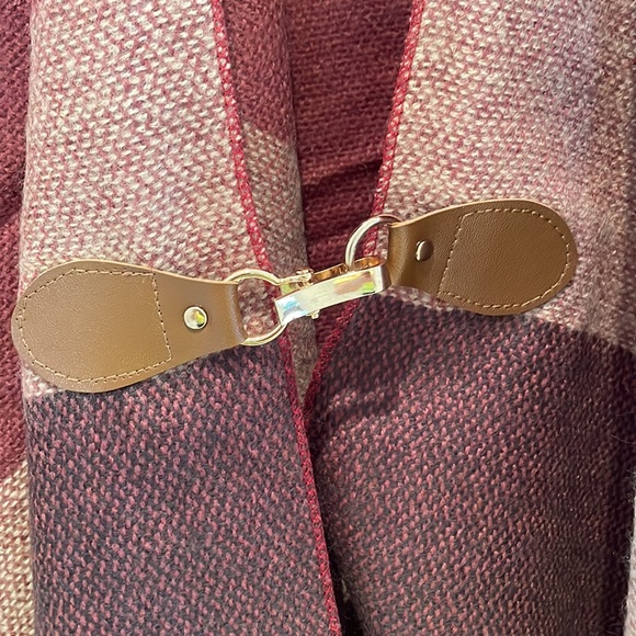 Gorgeous Plaid Buckled Poncho. Super soft. 100% Acrylic. - Picture 2 of 4
